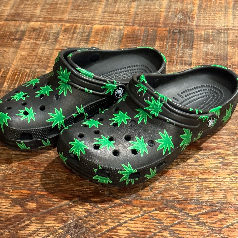Crocs!Crocs! Crocs! leaf